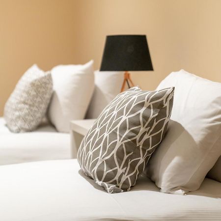 Sleek Flat With Communal Courtyard Лондон Экстерьер фото